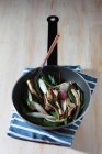 Corazón de alcachofa frita con frijoles - foto de stock