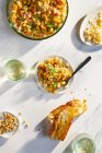 Kichererbsensalat mit Parmesan, roten Zwiebeln, Pinienkernen und gelben Zucchini — Stockfoto