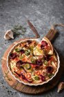 Torta de legumes arco-íris com cenouras, abobrinha, beringela e beterraba — Fotografia de Stock