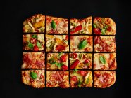 Bunte Salami Pizza in einem Blech gebacken, in Scheiben geschnitten — Stockfoto