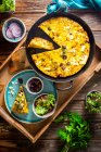 Hummus casero con pollo, maíz y verduras. enfoque selectivo - foto de stock