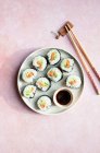 Sushi com abacate, salmão fumado e ameixa umeboshi — Fotografia de Stock