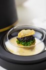 Caviar em uma batata com cebolinha e uma batata frita — Fotografia de Stock