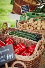 Cesti di verdure fresche su una bancarella di mercato — Foto stock