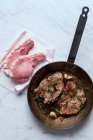Жареная свиная отбивная с розмарином — стоковое фото