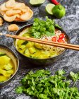 Sopa de fideos y verduras chinas - foto de stock