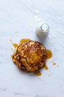 Buttermilch-Pfannkuchen mit Ahornsirup — Stockfoto