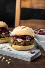 Hamburger di tacchino con gorgonzola e cipolla rossa carmelizzata — Foto stock