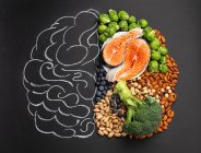 Tiza mano dibujado cerebro con alimentos variados, alimentos para la salud del cerebro y buena memoria - foto de stock