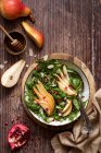 Spinat-Birnen-Granatapfel-Salat mit Honigdressing — Stockfoto