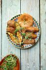 Zucchine al forno con erbe e spezie su fondo di legno — Foto stock