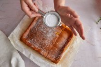 Pastel de queso al horno, sin keto ni gluten, con eritritol en polvo espolvoreado - foto de stock