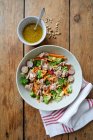 Салат из тунца с брокколи, редиской и морковью — стоковое фото