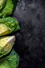 Свіжі зелені брокколі на чорному тлі — стокове фото