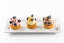 Cupcake mit Buttercreme und Blaubeeren — Stockfoto