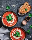 Сливочный томатный суп и жареный хлеб — стоковое фото