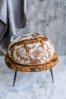 Pane fatto in casa pagnotta su supporto di legno — Foto stock