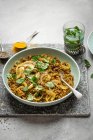 Piatto vegeteriano mediorientale Mejadra con riso, lenticchie, cipolle, spezie e coriandolo fresco — Foto stock