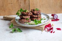 Hausgemachte Fleischschnitzel mit Kräutern und Gewürzen — Stockfoto