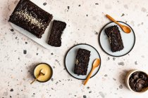 Chocolate negro sin gluten y pan de plátano tahini - foto de stock