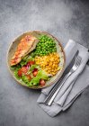 Запечённая куриная грудка со свежим салатом, зеленым горохом и кукурузой — стоковое фото
