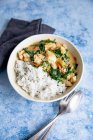 Curry de pescado con espinacas y arroz - foto de stock