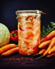Маринована біла капуста, морква та перець — стокове фото