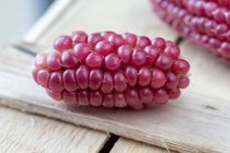 Mais am Maiskolben mit roten Körnern (Nahaufnahme) — Stockfoto