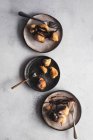 Греческие пончики с шоколадным соусом — стоковое фото