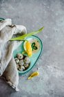 Ovos de codorna em recipiente com flor e pano — Fotografia de Stock