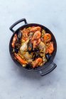 Paella con pollo, cozze e gamberi in padella — Foto stock