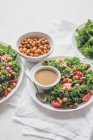 Salat mit gerösteten Kichererbsen, Tomaten, Grünkohl und Senfvinaigrette — Stockfoto