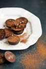 Keto-freundliche Schokolade aus rohem Kakao, Kokosöl und Zuckerersatz mit Mandeln — Stockfoto
