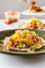 Fisch-Tacos mit gegrilltem Wolfsbarsch, Avocado, Tomaten, roten Zwiebeln und Käse — Stockfoto