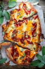 Dinkel-Pizza mit Butternusskürbis, Speck und Salbei — Stockfoto