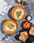 Морковь и кориандр суп с жареным хлебом — стоковое фото
