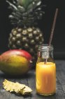 Smoothie ananas-mangue en verre — Photo de stock