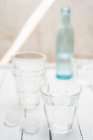Acqua dolce in un bicchiere con cubetti di ghiaccio — Foto stock