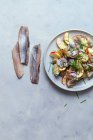Салат из сельди с картошкой и яблоком — стоковое фото