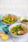 Zoodle salad with grilled asparagus and halloumi — Stock Photo