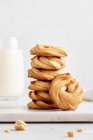 Galletas de pila y vaso de leche - foto de stock