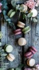 Macaroons and flowers close-up view — Stock Photo