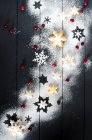 Печиво зі сніжинкою з глазурованим цукром на синій дерев'яній поверхні — стокове фото