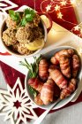 Saucisses enveloppées dans du bacon et des boulettes de farce pour Noël — Photo de stock