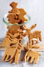Ginger biscuits: Christmas biscuits in various shapes — Stock Photo