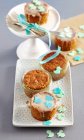 Mini torte di carote cotte in vasetti decorati con glassa e decorazioni zuccherine — Foto stock