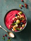 Ciotola di frullato di bacche estive con semi di chia e yogurt — Foto stock