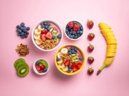 Acai-Smoothie-Schalen mit Erdbeeren, Bananen, Blaubeeren, Kiwi und Müsli — Stockfoto