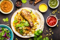 Verschiedene traditionelle indische Gerichte, Draufsicht auf Biryani-Huhn mit Basmatireis, Naan-Brot — Stockfoto