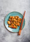 Верхний вид курицы Кунг Пао на тарелке, готовой к еде. Жареное китайское традиционное блюдо — стоковое фото